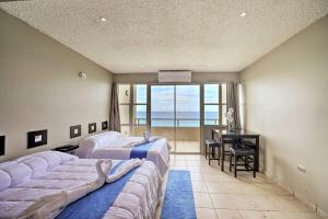 Postel nebo postele na pokoji v ubytování Oceanfront Resort Studio - 2 Mi to Rincon Plaza! + 16 fotografií