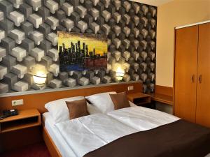 ein Schlafzimmer mit einem Bett und einem Wandgemälde in der Unterkunft Hotel Stadt Hamburg am Fluss Saarbrücken in Saarbrücken