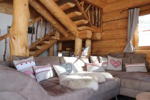Posezení v ubytování Almzauber Chalets - Haus Enzian inkl Infrarotliegen