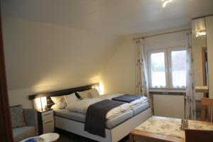 um quarto com uma cama e uma janela em Ferienhaus Berghaus em Norderney
