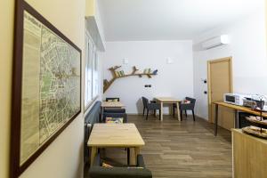 una sala da pranzo con due tavoli e una cucina di Il giardino di Fiorina a Novate Milanese