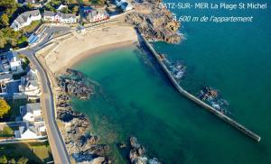 una vista aerea di una spiaggia accanto all'acqua di Les Salins de Batz-sur-mer a Batz-sur-Mer