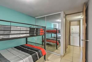 Un dormitorio con dos literas en una habitación. en Heavenly Aguadilla Condo with Infinity Pool and Views!, en Aguadilla 18 fotos más