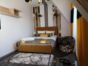 1 dormitorio con 1 cama y 1 silla en Apartament Podhale, en Raba Wyżna