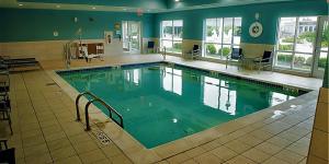 Bazén v ubytovaní Holiday Inn Express & Suites Dayton North - Vandalia, an IHG Hotel alebo v jeho blízkosti