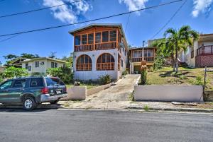 un coche aparcado delante de una casa en Culebra Apt with Lanai, Walk to Ensenada Honda Bay!, en Culebra