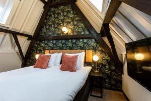a bedroom with a bed in a attic at Boutique Hotel Rijks I Kloeg Collection in Goes