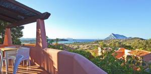 a balcony of a house with a table and chairs at Residence Hotel Lu Nibareddu in San Teodoro