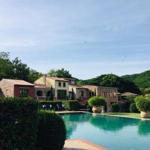 una gran piscina frente a una casa en La Toscana, en Suan Phueng
