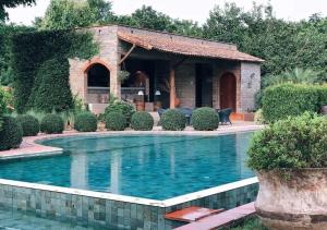una piscina en el patio de una casa en La Toscana, en Suan Phueng