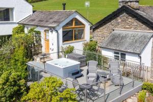 Galeriebild der Unterkunft Fox Corner, Ambleside, romantic retreat for two, dog friendly, hot tub in Ambleside