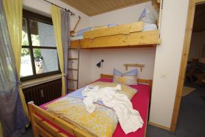1 dormitorio con litera y toallas en Ferienstudios Familie Harnier en Hofbieber