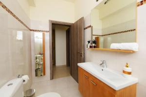 A bathroom at Stelia Luxury apartments Még 37 kép