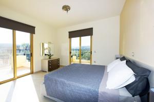 A bed or beds in a room at Stelia Luxury apartments