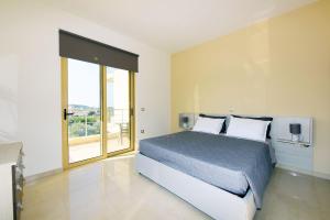 A bed or beds in a room at Stelia Luxury apartments