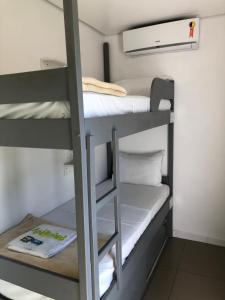 Palanda nebo palandy na pokoji v ubytování Anhembi Hostel