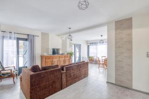 Saint-AmandinにあるGentianeのソファとキッチンのあるリビングルーム