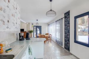 uma cozinha com um balcão e uma sala de jantar em Gentiane em Saint-Amandin