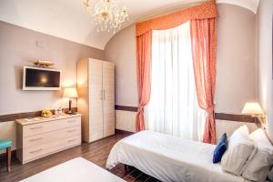 ローマにあるホテル サンバレンチノのベッドと窓が備わるホテルルーム