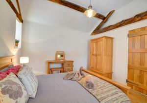 Giường trong phòng chung tại Smithy Cottage