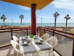 una mesa y sillas en un balcón con vistas al océano en Da Vinci Vista Mar Superior Orangecosta, en Peñíscola