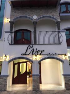 L'ver Hotel في Somoto: مبنى عليه لافته تقرأ على فنادق uber