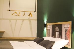 Galeriebild der Unterkunft LOKAL Rooms x Gulberg in Lahore