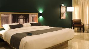 Galeriebild der Unterkunft LOKAL Rooms x Gulberg in Lahore