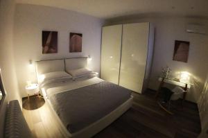 Posteľ alebo postele v izbe v ubytovaní Luxury 2 Apartments Cervia with Swimming Pool