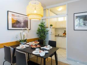 una sala da pranzo con tavolo e sedie neri di New City Center Design Apartment a Poreč (Parenzo)