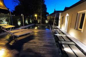 Bazén v ubytovaní Luxury 2 Apartments Cervia with Swimming Pool alebo v jeho blízkosti