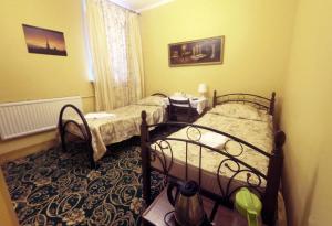 聖彼得堡的住宿－斯瓦羅格電影酒店，一间卧室,配有两张床
