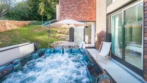 Πισίνα στο ή κοντά στο Côté Jardin avec Jacuzzi Privatif et parking privé