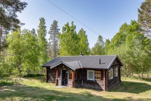 een kleine hut in een veld met bomen bij Tyngsjö Vildmark in Tyngsjö