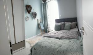 een slaapkamer met een bed en een raam bij Apartament - Come in in Lubin
