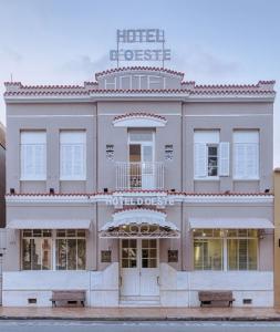 un edificio con un cartel de huésped del hotel encima en MOVA - Hotel D'oeste, en Poços de Caldas