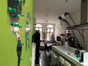 una cocina con una pared verde con muchos imanes en WELLNESS LOFT with Sauna, Jacuzzi, Roof Terrace & Amazing View en Amberes