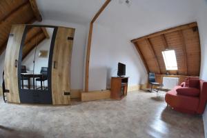 sala de estar con sofá rojo y espejo en Anhalter Berg en Quedlinburg