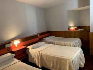 Cama ou camas em um quarto em Palace Hotel Mendoza
