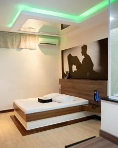 a bedroom with a bed with avertisement for at Prime Motel Campinas in Campinas
