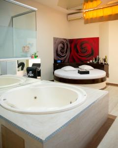 eine große Badewanne im Bad mit einem Bett in der Unterkunft Prime Motel Campinas in Campinas