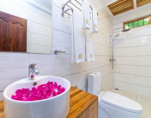 A bathroom at Quicksand Rasdhoo