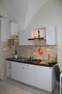 A kitchen or kitchenette at Guest House Orsini