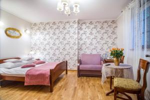 - une chambre avec un lit et une chaise violette dans l'établissement Pokoje Księżycowe przy Rynku, à Kazimierz Dolny
