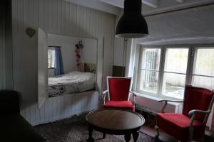 1 dormitorio con 1 cama, mesa y sillas en Bergerhof de Schuur en Sevenum