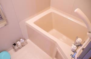 El baño incluye bañera blanca y aseo. en Maeda Forestry House - Vacation STAY 19184v, en Furano