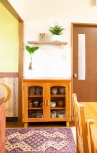 una camera con un mobile in legno con una pianta sopra di Maeda Forestry House - Vacation STAY 19585v a Furano