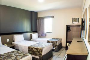 勒西菲的住宿－Hotel Nacional Inn Recife Aeroporto，酒店客房设有两张床和窗户。