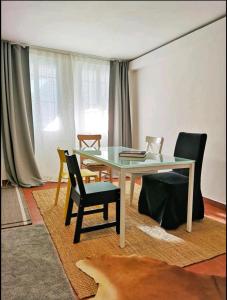 a dining room with a white table and chairs at Casa del Vigneto - NEW near VENICE - rooms+bathroom - INDEPENDENT in Spinea