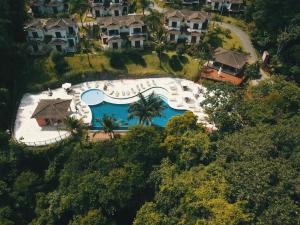 Bazén v ubytování Bangalô com vista para o mar no condomínio Yacamim Ilhabela praia do Curral nebo v jeho okolí